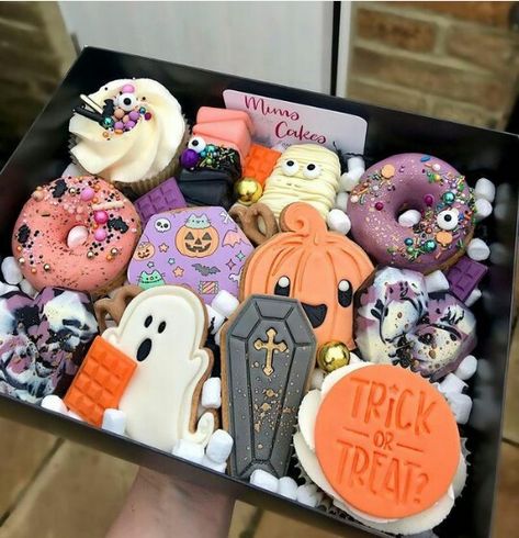 Cute Halloween Cookies, Halloween Deserts, Postres Halloween, Recetas Halloween, Cookies To Make, Dulces Halloween, Halloween Treat Boxes, Halloween Sweets, Halloween Queen