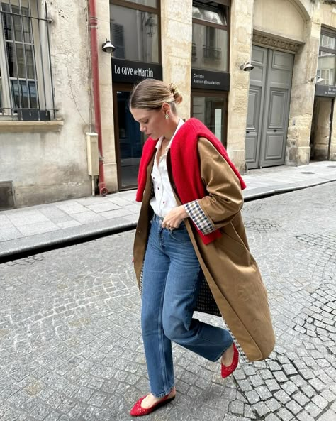 Elodie Romy, Oversized Red Sweater Outfit, How To Style Red Shoes, Red Crossbody Bag Outfit, Red Shirt Outfit, Red Ballet Flats Outfit, Red Flats Outfit, Red Shirt Outfits, Red Sweater Outfit