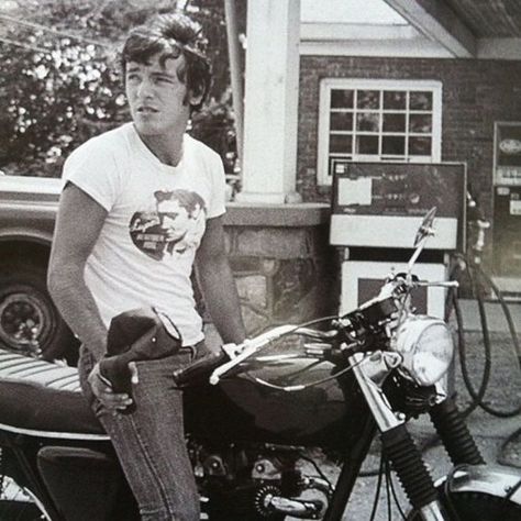 A young Bruce Springsteen. Is that Johnny Cash on his t-shirt? by lostinhistorypics Bruce Springsteen The Boss, E Street Band, Born To Run, We Will Rock You, American Music Awards, Johnny Cash, Steve Mcqueen, Bruce Springsteen, All Music