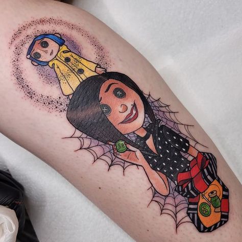 Coraline Flash Tattoo, Coraline Flash, Kehlani Tattoo, Coraline Tattoo Ideas, Coraline Tattoo, Tim Burton Tattoo, Pashmina Saree, Skin Drawing, Mommy Tattoos