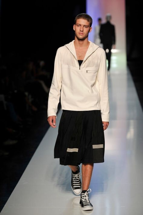 La jupe pour homme (2) ... Comment l’idée de la jupe a germé dans mon esprit … - Lila sur sa Terrasse Guys In Skirts, 2007 Fashion, Men Wearing Skirts, Goals Motivation, Men In Kilts, Androgynous Fashion, Paul Gaultier, Kilt, Jean Paul