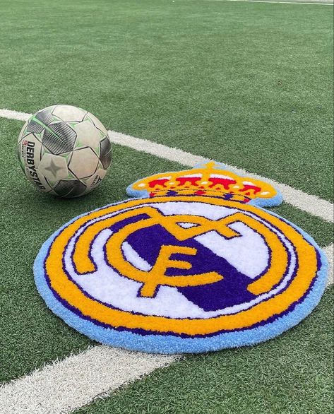 Real Madrid football logo rug Madrid Logo, Football Rug, Real Madrid Logo, Tufting Diy, Symbiote Spiderman, Funky Rugs, Unique Woodworking, Cute Bedroom Ideas, Rug Inspiration