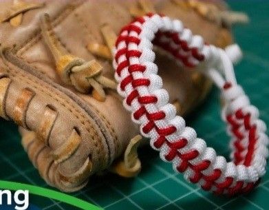 Softball Paracord Bracelet Diy, Baseball Paracord Bracelet Diy, Paracord Baseball Necklace Diy, Paracord Ideas Diy, Baseball Bracelet Diy, Baseball Bracelets, Parachute Cord Crafts, Softball Bracelet, Paracord Crafts