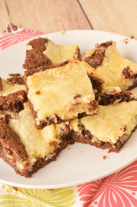 These Chocolate Chess Bars are a fun twist on the traditional treat, rich and decadent and great for any party! Super easy to make too! Chocolate Caramel Cookie Bars, Chocolate Chess Pie Recipe, Chess Bars, Chocolate Toffee Bars, Chess Cake, Chess Squares, Chess Pie Recipe, Chocolate Chip Cheesecake Bars, Chocolate Caramel Cookies