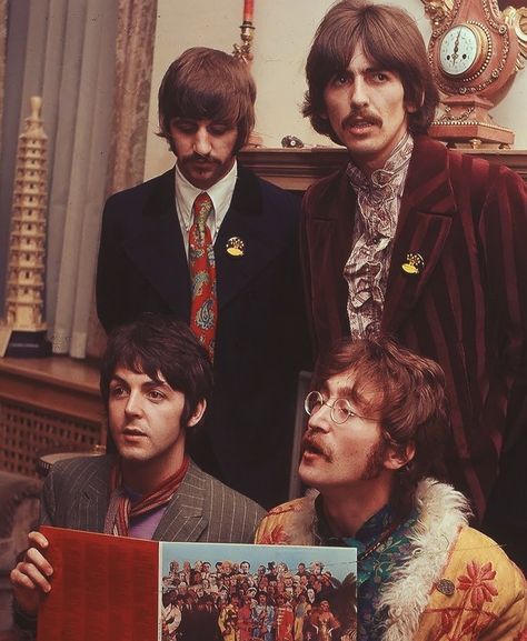 Sgt Peppers Lonely Hearts Club Band, Beatles Sgt Pepper, Jaime Preciado, Lonely Hearts Club, Beatles Photos, Beach Boy, Brian Wilson, Strawberry Fields Forever, Beatles Pictures