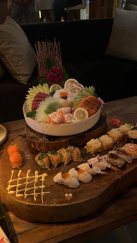 Sushi Dinner Aesthetic, 30 Aesthetic, Sushi Dinner, Luxury Food, Food Babe, Delicacy Food, Mouth Watering Food, Food Obsession, Cafe Food