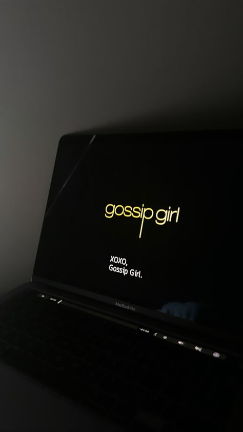 Gossip Girl Cast, Estilo Blair Waldorf, Stile Blair Waldorf, Gossip Girl Aesthetic, Gossip Girls, Instagram Theme Feed, Chuck Bass, Casual Day Outfits, Netflix And Chill