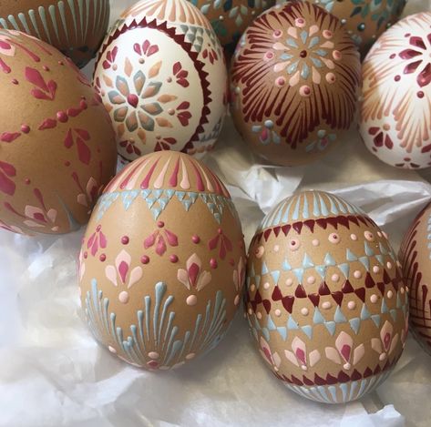 Painted Wooden Easter Eggs, Wooden Eggs Crafts, Wooden Easter Eggs, Easter Paintings, Egg Shell Art, Easter Egg Art, Painted Eggs, Spring Easter Crafts, Easter Egg Painting