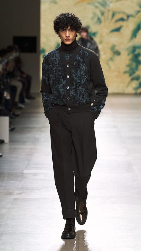 Model Outfits Runway Men, Goth Formal Outfit Men, Men’s High Fashion Runway, Runway Model Aesthetic Men, Model Outfits Men, Chanel Men Fashion, Elegant Men Outfits Classy, Men’s High Fashion, Men Runway Fashion