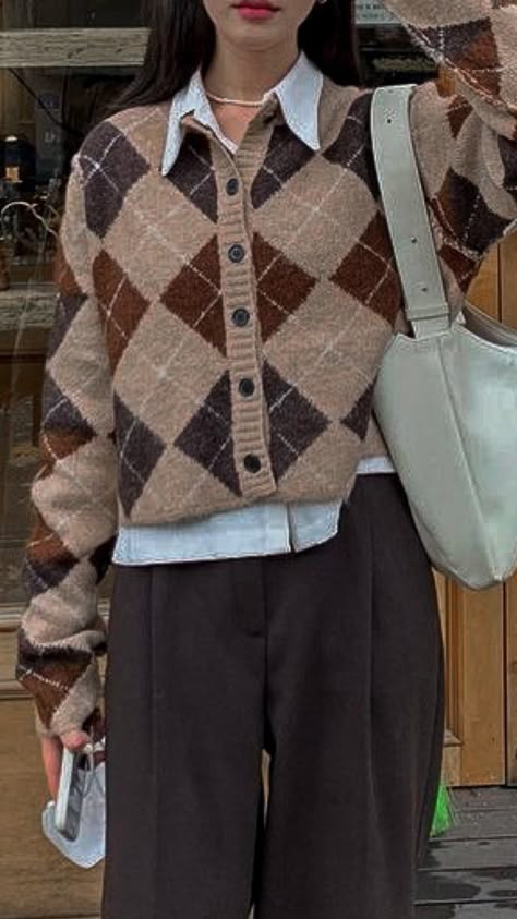 Brown toned outfits, cute fall outfits, fall aesthetics , cute& simple outfit fall Dark Acamedia Outfits, Cute Printer, Clubbing Style, Patterned Outfits, Academia Outfits, Dark Academia Fashion, Cardigan Outfit, Outfit 90s, Cute Cardigans