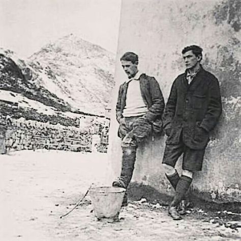 Siegfried Herford & George Mallory George Mallory, Heroic Age, Oxygen Tanks, Never Grow Old, Mens Attire, Historical Place, Mountaineering, Style Icon, Climbing