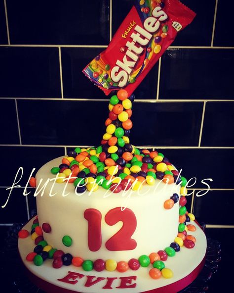 #skittlescake #birthdaycake Skittles Birthday Cake, Skittles Recipes, Skittle Cake, Skittles Cake, Ruby Cake, Poppy Birthday, Birthday Cake Gift, Cake Slicer, Belle Cake