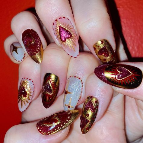 ❤️ HEART OF GOLD 💛 learned so many new techniques making this set and love the way it turned out! we’ve got cat eye, 3d hearts, isolated chrome, french tip… you name it❣️⚜️🧲🏆✨🎁 customize this set at the link in bio!!! get started with a sizing kit so i can make you the nails of your dreams ❤️‍🔥 @apresnailofficial medium almond tips, plum out of luck @functionofvex heavy metal chrome, aura melt palette, fineprint kintsugi @vettsystore @vettsynails cat eye @dndgel vintage lace @sweetienailsu... Nails Sacred Heart, Chrome Snake Nails, Sacred Heart Nail Art, Chrome Cat Eye Nails, Medieval Nails, Sacred Heart Nails, Isolated Chrome, Queen Of Hearts Nails, Magnet Nails