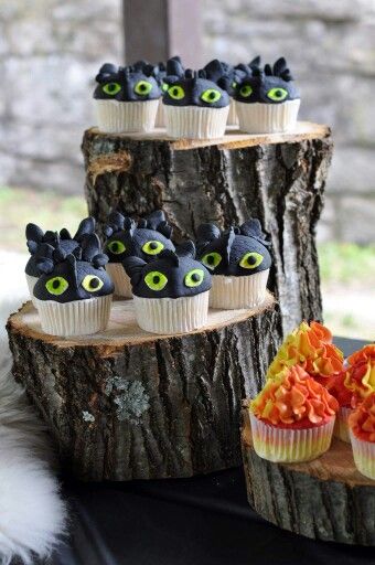 How to train your dragon cupcakes! Toothless Party, Dragon Party Ideas, Dragon Cupcakes, Birthday Cake Kids Boys, Dragon Birthday Cakes, Birthday Cupcakes Boy, Dragon Birthday Party, Dragon Cakes, Dragon Birthday Parties