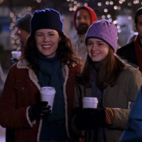 Gilmore Girls Christmas, Gilmore Girls Outfits, Gilmore Girls Aesthetic, Kaptan Jack Sparrow, Gilmore Girls Seasons, Team Logan, Gilmore Girl, I Love Cinema, Lorelai Gilmore