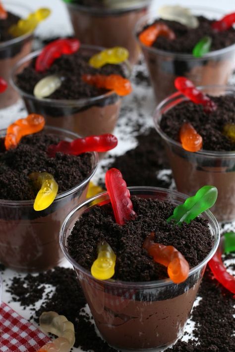 Mud And Worms Dessert, Worms In Dirt Cups, Gummy Worm Dirt Pudding, Gummy Worms In Dirt, Dirt In Worms Pudding Cups, Jello Halloween Treats, Halloween Gummy Worms, Grave Yard Pudding Cup, Live Bait Dirt Cups