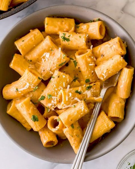 Ashley | Easy Family Meals on Instagram: “This Creamy Tomato Rigatoni Pasta is made with a few simple ingredients and full of flavor 🙌❤️ Perfect for a meatless main or to complement…” Rigatoni Recipes Easy, Tomato Rigatoni, Rigatoni Pasta Recipes, Pasta Recipes Video, Rigatoni Recipes, Cheese Pasta Recipes, Roasted Red Pepper Pasta, Red Pepper Pasta, Creamy Pasta Recipes