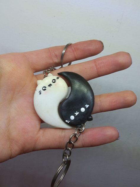 Yin Yang Keychain, Clay Keychain Diy Best Friends, Clay Gift For Boyfriend, Clay Gift Ideas For Boyfriend, Matching Clay Keychains, Matching Clay Ideas, Clay Keychain, Matching Keychains, Clay Diy Projects