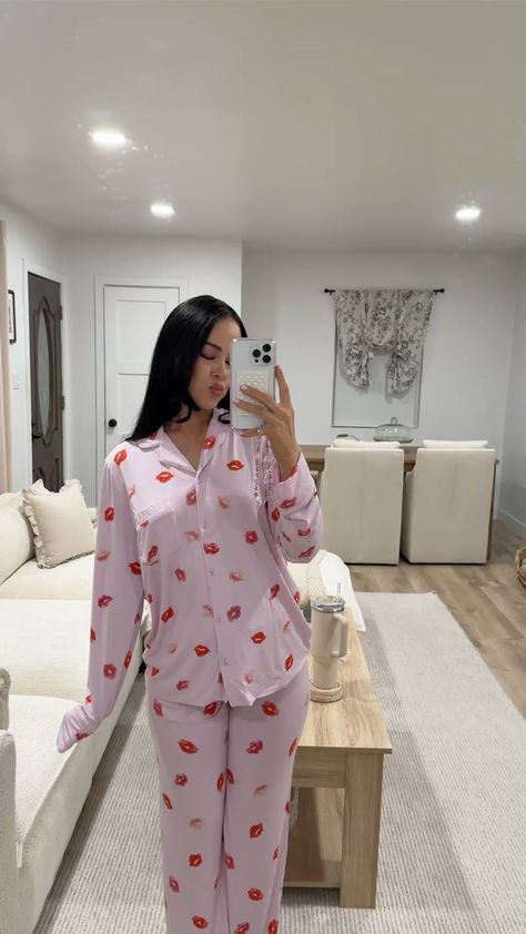 #skims #loungewear #lounge #cozy #aesthetic #pj #pjset #skimshaul #pajamas #pajamasets #sets #nightwear Onesie Pjs For Women, Sleep Over Outfit, Cute Pajama Sets For Women, Pink Pajamas Aesthetic, Pj Day Spirit Week Outfits, Pj Sets Aesthetic, Night Wear For Women Sleep, Cute Pjs Aesthetic, Cute Pajamas For Women