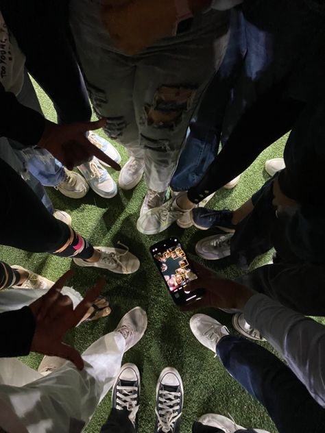 friends shoes Shoe Pictures With Friends, Friends Shoes Pictures Aesthetic, Group Of Friends Traveling Aesthetic, Photo Poses With Friends Group, Friend Shoes Picture, Faceless Friend Group Pics, College Pictures Friends, Instagram Group Picture Ideas, College Trip Aesthetic