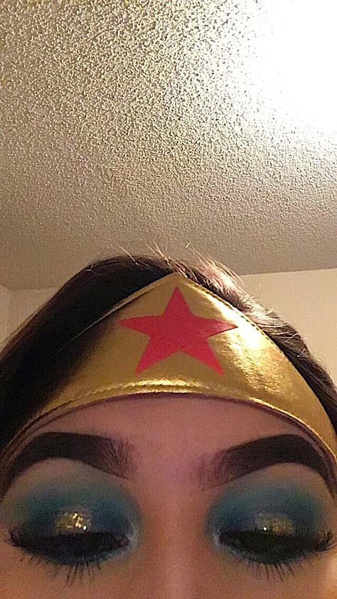 Superwoman Makeup, Wonder Woman Makeup Halloween, Halloween Women Makeup, Superman Halloween, Wonder Woman Makeup, Woman Makeup, Halloween Costume Outfits, Cosplay Makeup, Costume Outfits