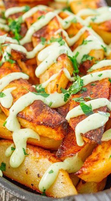 Roasted Potatoes with Garlic Aioli Baked Dinners, Jo Cooks, Dinner Roll, Potato Bake, Garlic Potatoes, Garlic Aioli, Potato Sides, Potato Dishes, Side Recipes