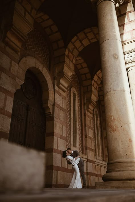 Wedding Ideas Photoshoot, Building Wedding Photoshoot, Wedding Artistic Photography, Wedding Photo Artistic, Elegant Wedding Photoshoot, Creative Photography Wedding, Historic Building Wedding, Wedding Photoshoot City, Wedding Photos Artistic