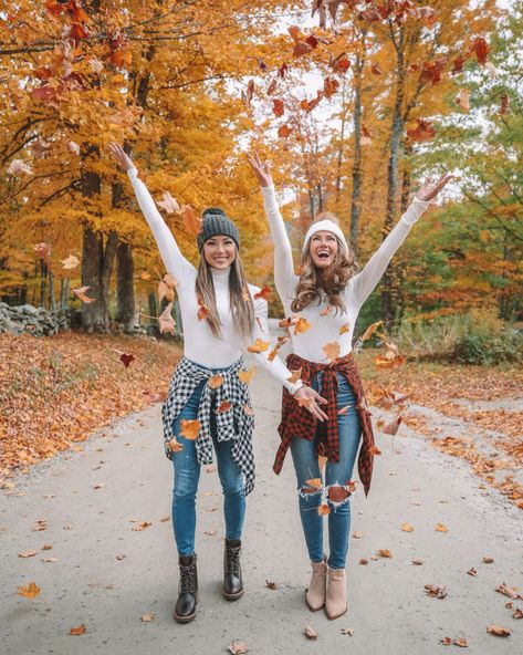 Jessica Ricks, Sisters Photoshoot Poses, Southern Curls And Pearls, Fall Friends, Friendship Photoshoot, Friend Photography, Sisters Photoshoot, Best Friend Photography, Best Friend Poses