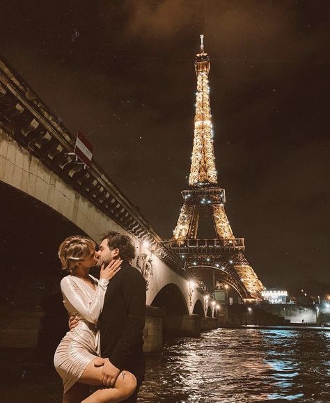 Paris Couple Pictures, Vacay Pictures, Paris Kiss, Prints Clothes, Amsterdam Pictures, Paris Photo Ideas, Paris In Autumn, Eiffel Tower Photography, Paris Travel Photography