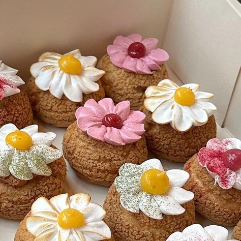 Choux Pastry Ideas, Choux Decoration, Bakery Cart, Choux Puff, Choux Cream, Paris Brest, Choux Pastry, Cream Puff, Cake Business