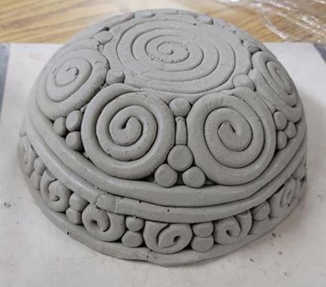 Polymer Clay Coil Bowl, Coil Bowls Ceramic Ideas, Coil Bowl Ideas, Coil Pots Ideas Easy, Coil Vase Ceramics, Coil Bowls Ceramic, Coil Pottery Ideas, Ceramic Jugs Pottery, Coil Bowl