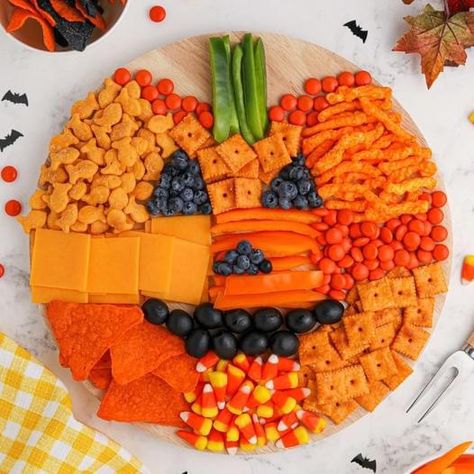 Jack O Lantern Snack Board, Pumpkin Cheese And Cracker Tray, Pumpkin Cheese Board, Pumpkin Themed Charcuterie Board, Pumpkin Snack Board, Orange Charcuterie Board Ideas, Pumpkin Charcuterie Board, Pumpkin Charcuterie, Halloween Finger Foods