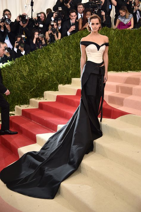 Emma Watson..  Calvin Klein Collection multiple-piece gown.. Emma Watson Met Gala, Met Gala Outfits, Emma Watson Style, Met Gala Dresses, Gala Outfit, Gala Fashion, Met Gala Red Carpet, Lily Aldridge, White Gown