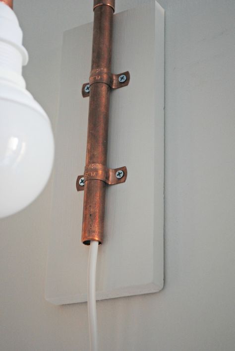 DIY: Copper Wall Sconce Diy Wall Sconces, Luminaria Diy, Diy Light Bulb, Diy Copper, Diy Light, Pipe Lighting, Copper Diy, Trendy Diy, Steampunk Lamp