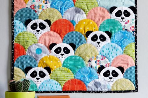 Free panda quilt templates Panda Quilt, Clamshell Quilt, Panda Pop, Quilt Templates, Mini Quilt Patterns, Mollie Makes, Quilt Modernen, Bear Quilts, Baby Quilt Patterns