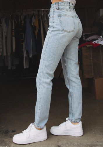 Brandy Melville Church Outfit Casual, Brandy Melville Outfits, Brandy Melville Jeans, Mom Jeans Outfit, Stylish Jeans, Trendy Swimwear, Mode Inspo, 가을 패션, Light Wash Jeans