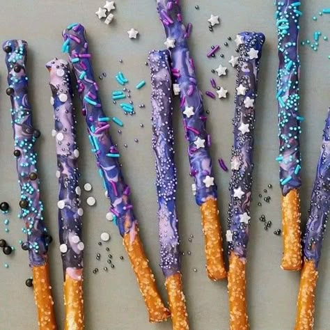 Space Pretzel Rods, Space Marshmallows, Galaxy Party Snacks, Galaxy Pretzel Rods, Galaxy Rice Krispie Treats, Galaxy Food Ideas, Galaxy Snacks, Galaxy Party Food, Galaxy Baby Shower Ideas