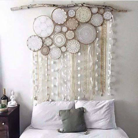 Almost like a curtain, this dream catcher design is made up of many dream catchers with different loop styles attached together. Then a curtain of laces, feathers and beads are attached below. Headboard Alternative, Atrapasueños Diy, Doily Dream Catchers, Lace Dream Catchers, Doilies Crafts, Large Dream Catcher, Boho Deco, Dream Catcher Diy, Décor Boho