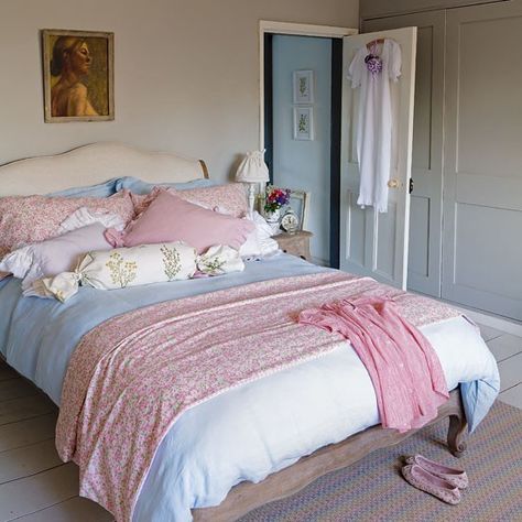 Pretty pastel bedroom Wyoming House, Beauty Rooms, Baños Shabby Chic, Elegant Bedroom Design, Shabby Chic Decorating, Chic Bedroom Design, Shabby Chic Bedroom Furniture, Pastel Bedroom, Amazing Bedroom Designs