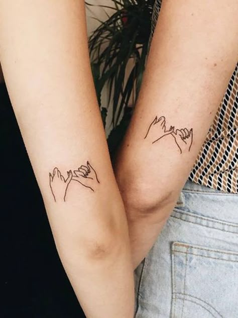 ¿Quieres que tu madre se enamore de tu tatuaje? Con nuestras propuestas lo conseguirás. Se acabó eso de que no le guste nada el dibujo que llevas en la piel. Te ofrecemos 10 tatuajes que harán muy feliz a tu madre. Desde flores y pájaros a corazones o lunas; las opciones son variadas. Soul Sister Tattoos, Cute Sister Tattoos, Font Tato, Sister Tattoo Ideas, Cousin Tattoos, Sister Tattoo Designs, Twin Tattoos, Sisters Tattoo, The Trend Spotter