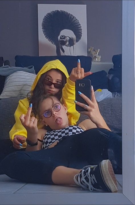 Photo de meilleures amies devant le miroir Besties Pictures, Photographie Indie, Photos Bff, Bff Poses, Photo Recreation, Best Friend Photography, Best Friend Photoshoot, Mirror Pics, Cute Lazy Outfits