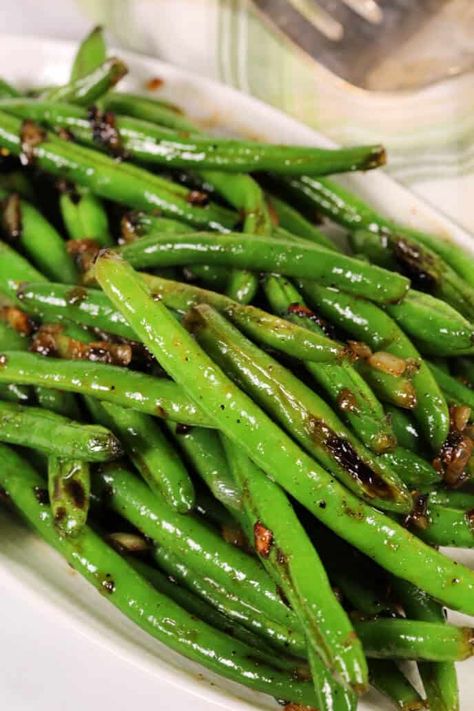 Sweet and spicy green beans on a white dish with a green plaid napkin Spicy Green Bean Recipes, Sweet Green Beans, Skillet Green Beans, Spicy Green Beans, Easy Side Dishes, Pickled Green Beans, Eggs Florentine, Fried Green Beans, Roasted Green Beans