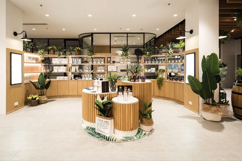 Med Spa Retail Display, Eco Shop Design, Cosmetic Store Design, Spa Retail, Skincare Store Design Shops, Herbal Store Design, Modern Pharmacy, Cosmetic Retail Design, Product Display Retail