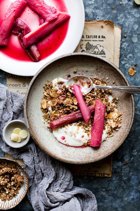 How to make EASY AND QUICK VEGAN GRANOLA WITH POACHED RHUBARB. Crispy and healthy, I added the poached rhubarb to this granola bowl to bring it into season, but you can replace the rhubarb with any other seasonal and local fruit if you like. CLICK to read the recipe! If you want to take beautiful food images, join my #foodphotography #rhubarb #dessert #breakfast Vegan Granola Recipe, Granola Bowl, Vegan Food Photography, Vegan Granola, Quick Vegan, Local Fruit, Vegetarian Cookbook, Cooking Advice, Beautiful Food Photography