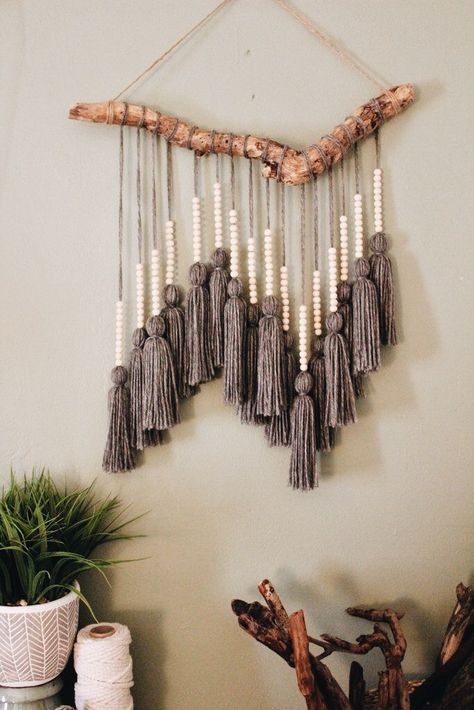 Săpunuri Handmade, Interior Boho, Yarn Wall Art, Diy Wand, Wall Hanging Diy, Macrame Ideas, Yarn Diy, Macrame Projects, Room Decorations