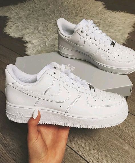 White Sneakers Aesthetic, White Shoes Aesthetic, Shoes Nike White, Best White Shoes, White Sneakers Nike, White Forces, Best White Sneakers, Air Force Shoes, Nike Shoes Air Force