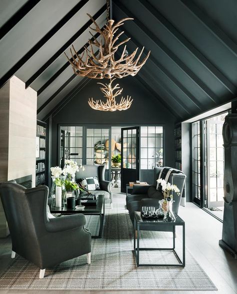 a swoon worthy home tour Exposed Ceiling, Exposed Beams Ceiling, Pitched Ceiling, Vaulted Ceiling Living Room, Painted Brick Walls, Dark Ceiling, Timber Ceiling, Casa Country, Cosy Room