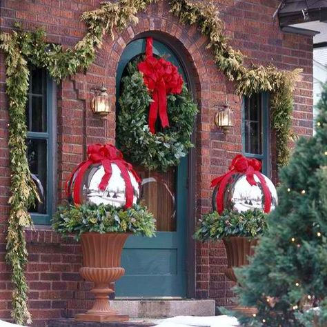 outdoor_christmas_decorations_14 Porch Garland, Outdoor Christmas Planters, Christmas Entryway, Outside Christmas Decorations, Front Door Christmas Decorations, Elegant Christmas Decor, Christmas Planters, Christmas Front Doors, Christmas Porch Decor