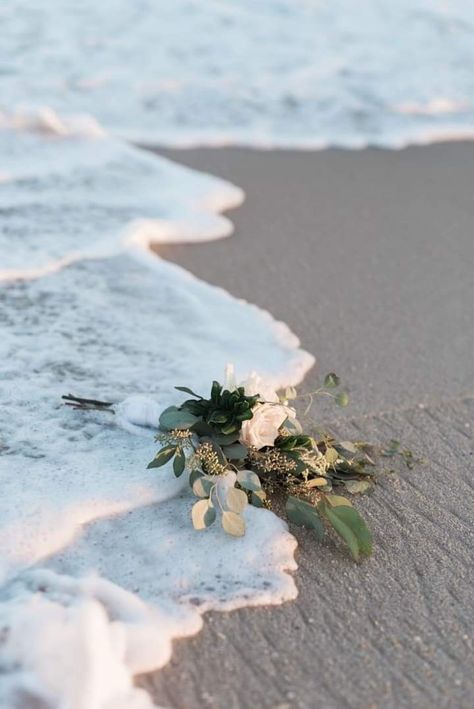 Beachy Boho Wedding, Second Wedding Ideas, Pre Wedding Praia, Sunset Beach Wedding, Sunset Beach Weddings, Wedding Ideas Elegant, Romantic Beach Wedding, Beachy Wedding, Sea Wedding