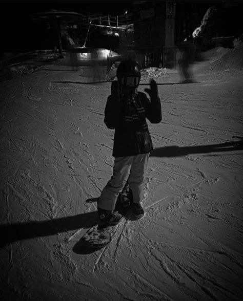 Skiing Dark Aesthetic, Snowboarding Wallpaper Iphone, Snowboarding Wallpaper, Hyperpop Wallpaper, Snowboarding Outfits, Snowboarding Aesthetic, Vision Board Pics, Ski Aesthetic, Snowboard Girl